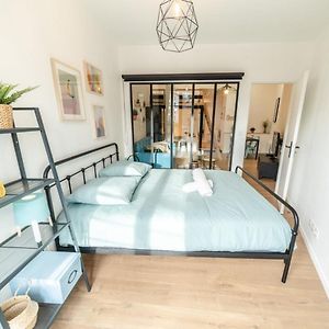The Tanneurs - Charming 6-Person Apartment - Steps From Valmy Metro